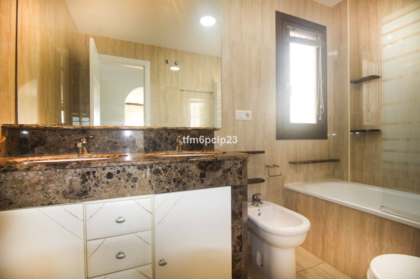 5 Zimmer Haus zu verkaufen in La Duquesa / Puerto de la Duquesa mit Pool Garage - 510.000 € (Ref: 8952290)