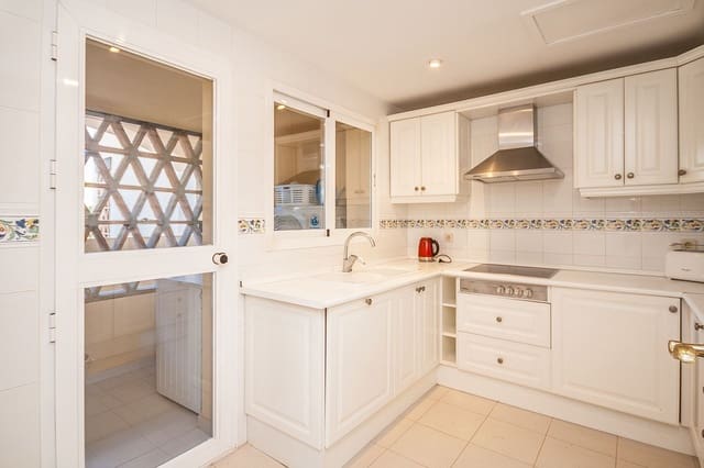 2 soverom Strandleiligheter til salgs i Elviria, Marbella med svømmebasseng garasje - € 590 000 (Ref: 8973321)