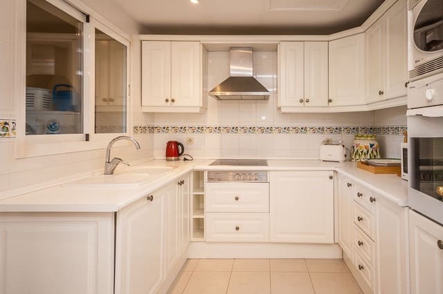 2 soverom Strandleiligheter til salgs i Elviria, Marbella med svømmebasseng garasje - € 590 000 (Ref: 8973321)