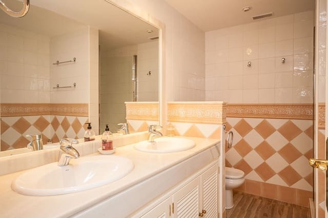 2 soverom Strandleiligheter til salgs i Elviria, Marbella med svømmebasseng garasje - € 590 000 (Ref: 8973321)