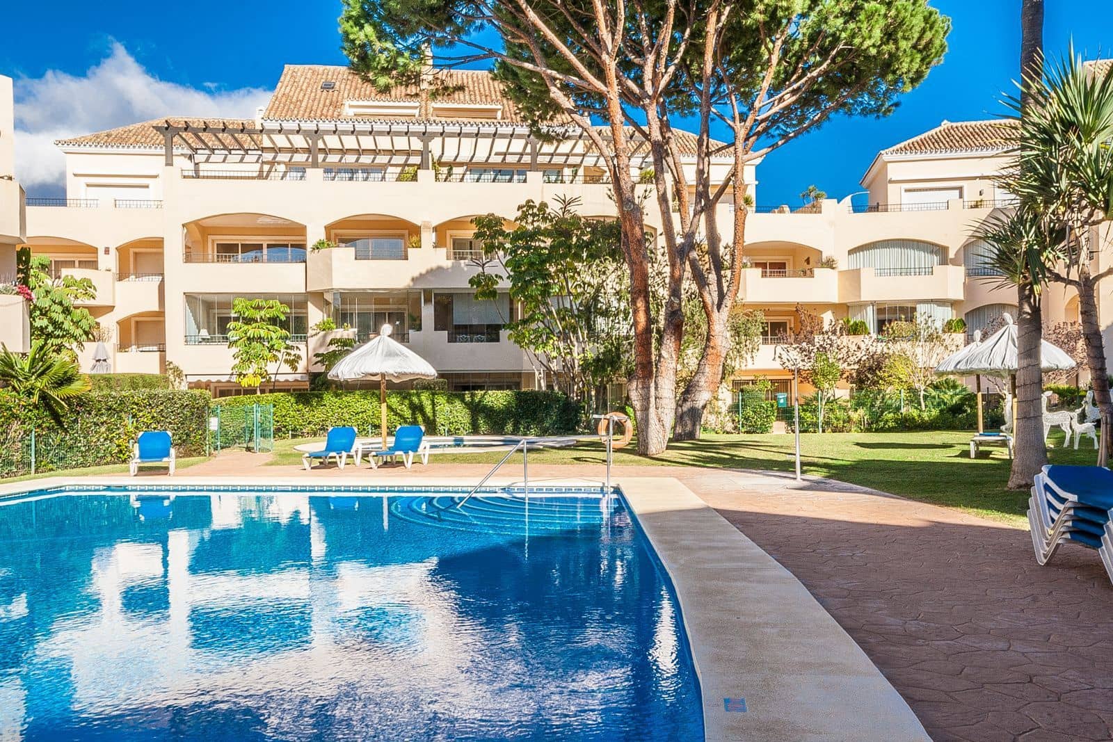 2 soveværelse Strandlejlighed til salg i Elviria med swimmingpool garage - € 590.000 (Ref: 8973321)