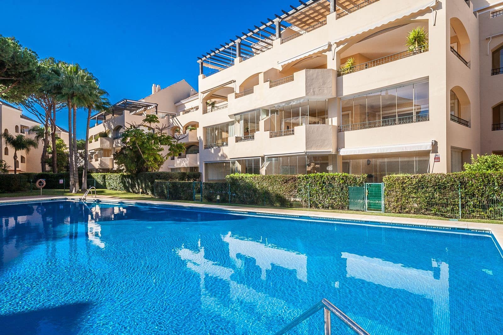 2 soveværelse Strandlejlighed til salg i Elviria med swimmingpool garage - € 590.000 (Ref: 8973321)