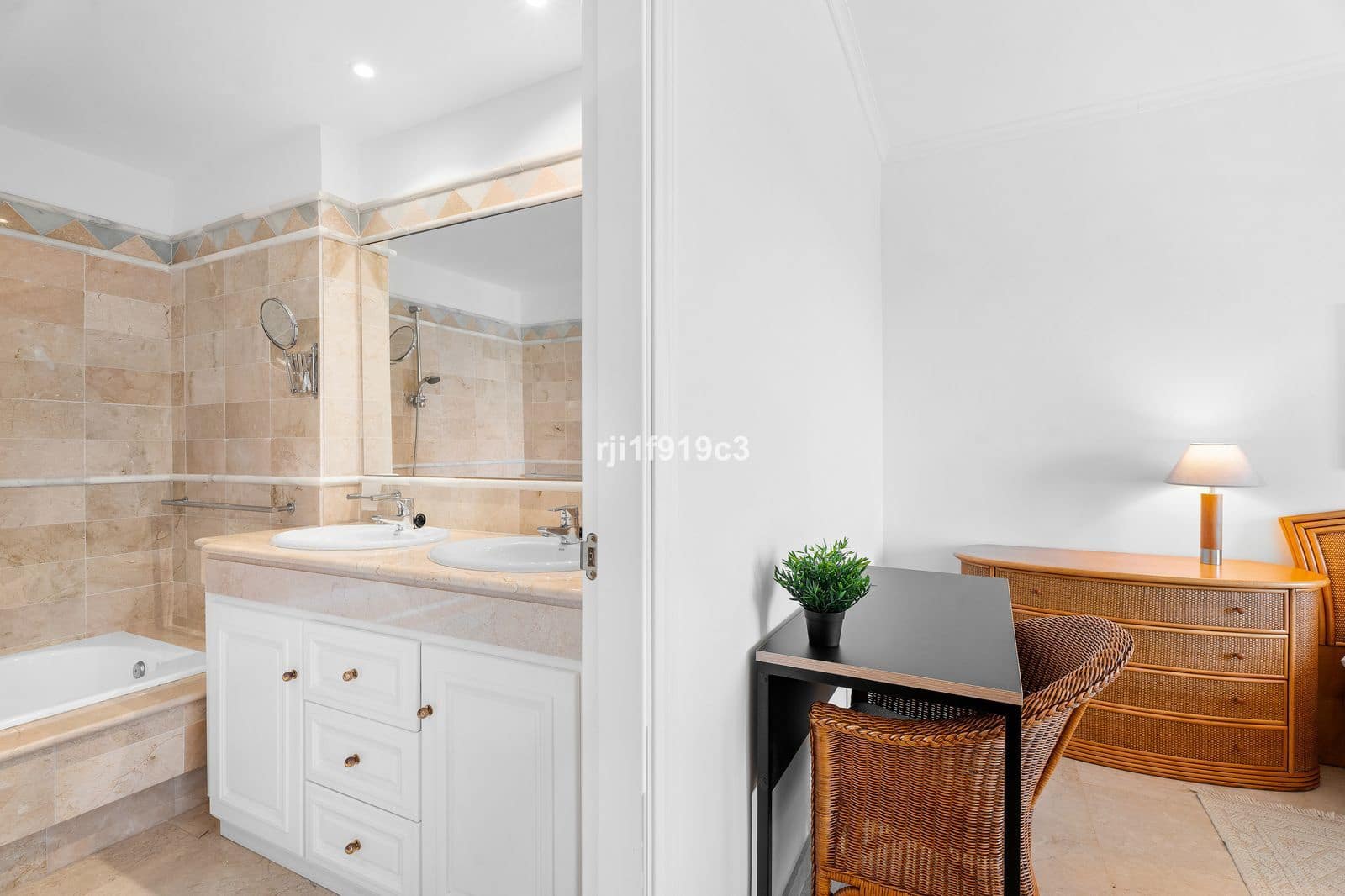 2 soveværelse Lejlighed til salg i Elviria med swimmingpool garage - € 530.000 (Ref: 8973752)