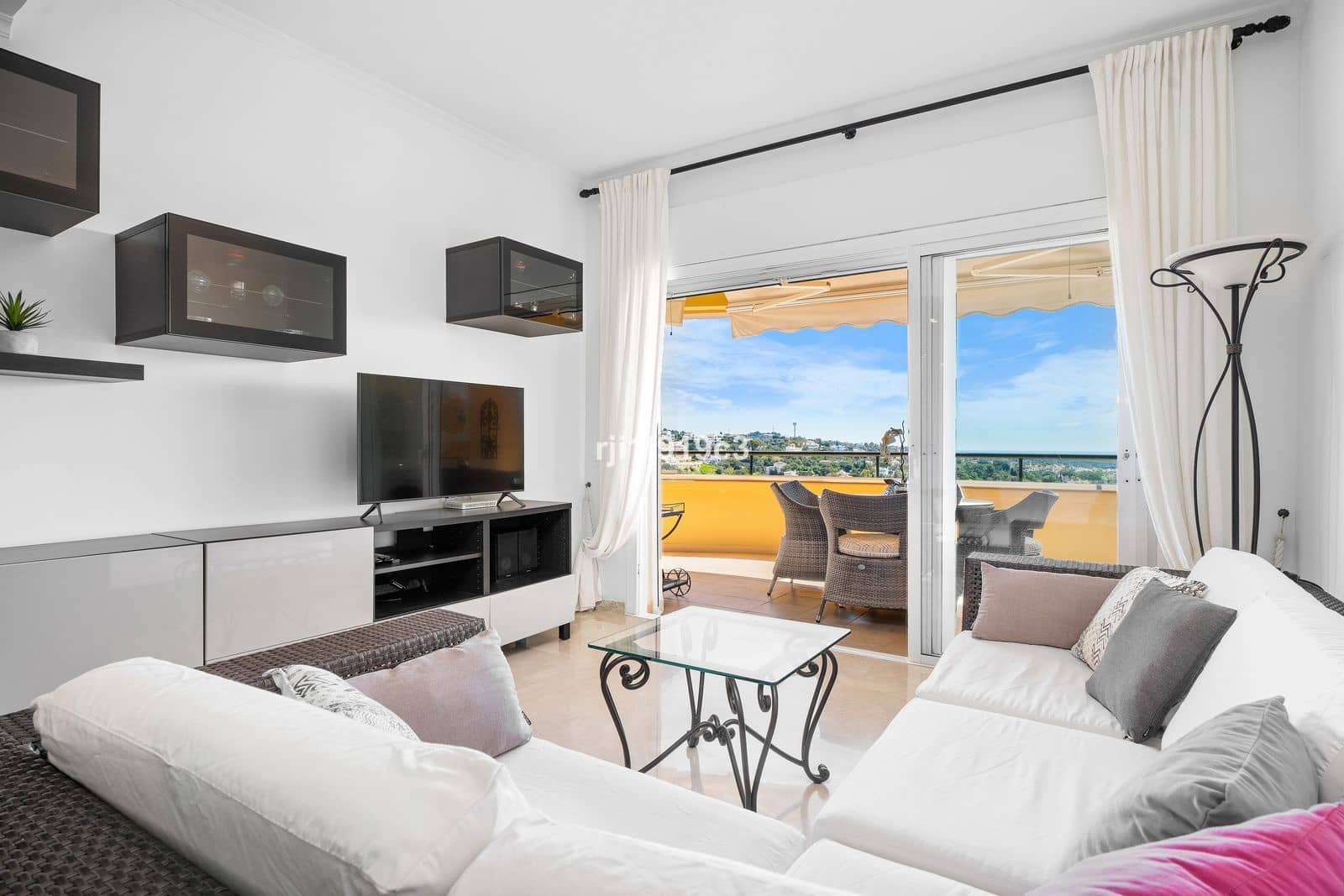 2 soveværelse Lejlighed til salg i Elviria med swimmingpool garage - € 530.000 (Ref: 8973752)