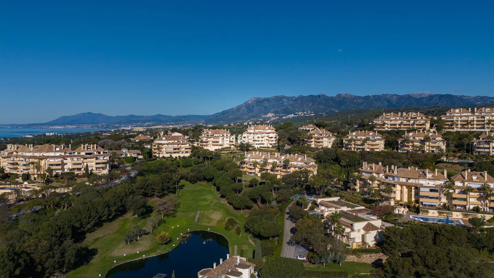 2 soveværelse Lejlighed til salg i Elviria med swimmingpool garage - € 530.000 (Ref: 8973752)