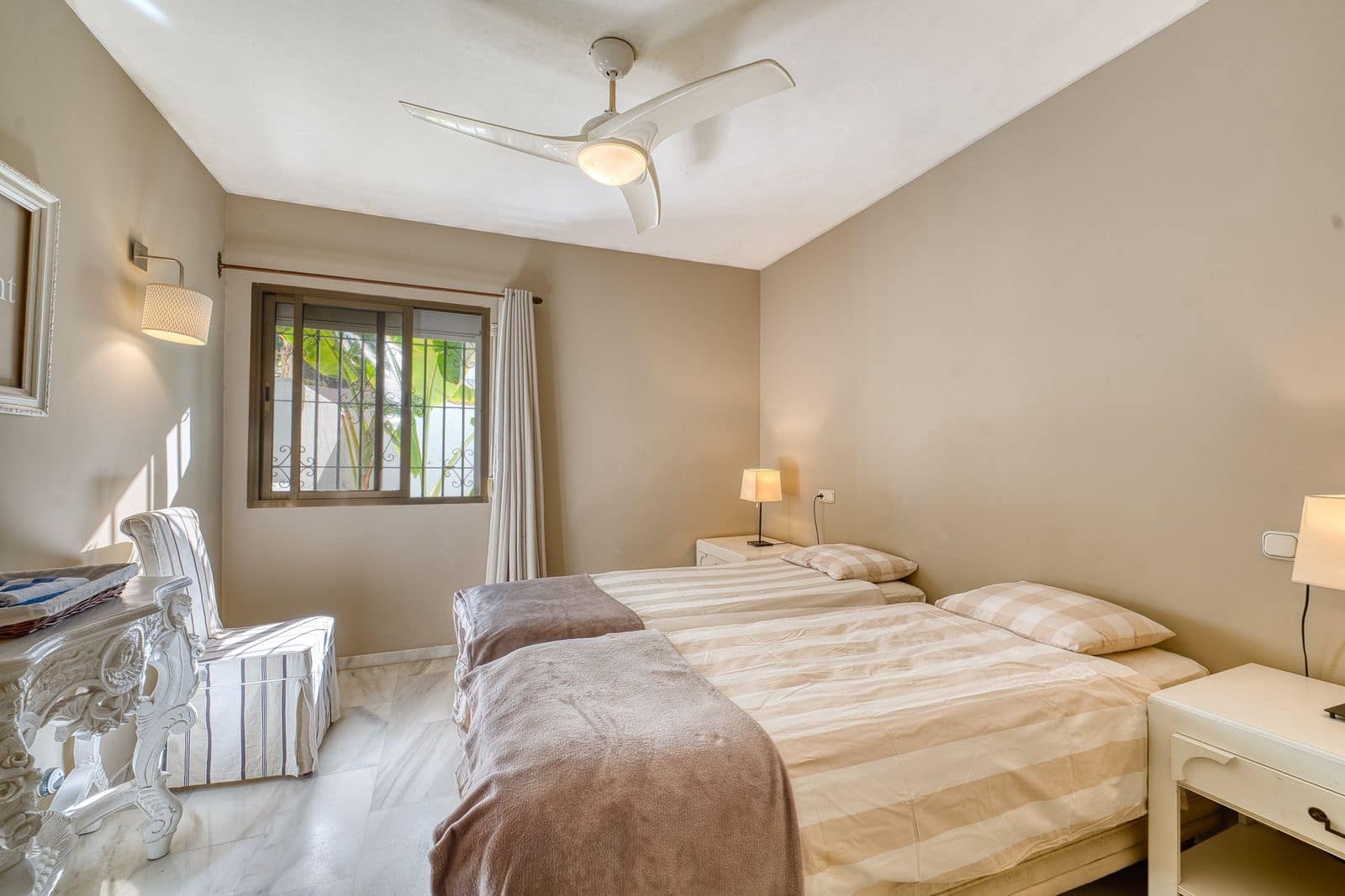 2 soveværelse Strandlejlighed til salg i Elviria med swimmingpool garage - € 520.000 (Ref: 8973784)