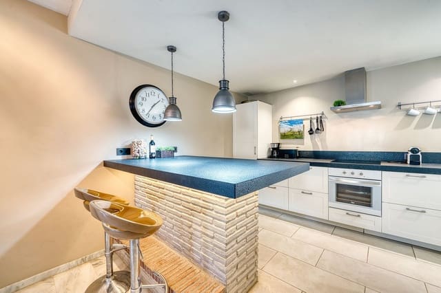 2 soveværelse Strandlejlighed til salg i Elviria, Marbella med swimmingpool garage - € 520.000 (Ref: 8973784)