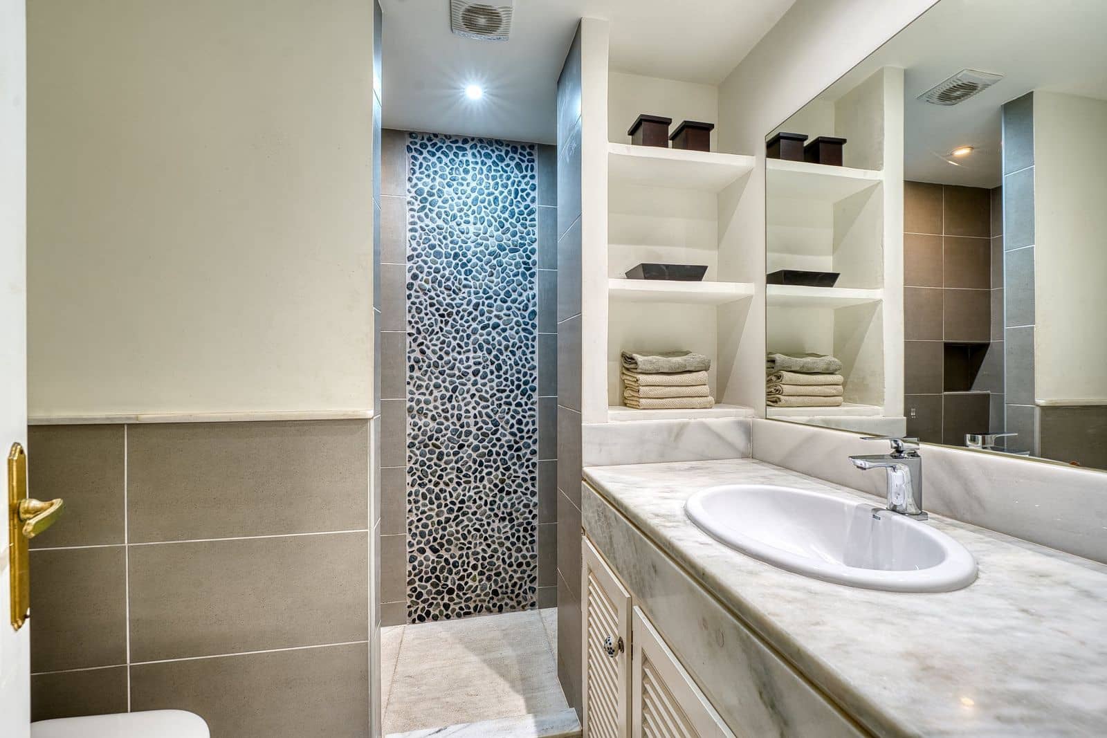 2 soveværelse Strandlejlighed til salg i Elviria med swimmingpool garage - € 520.000 (Ref: 8973784)