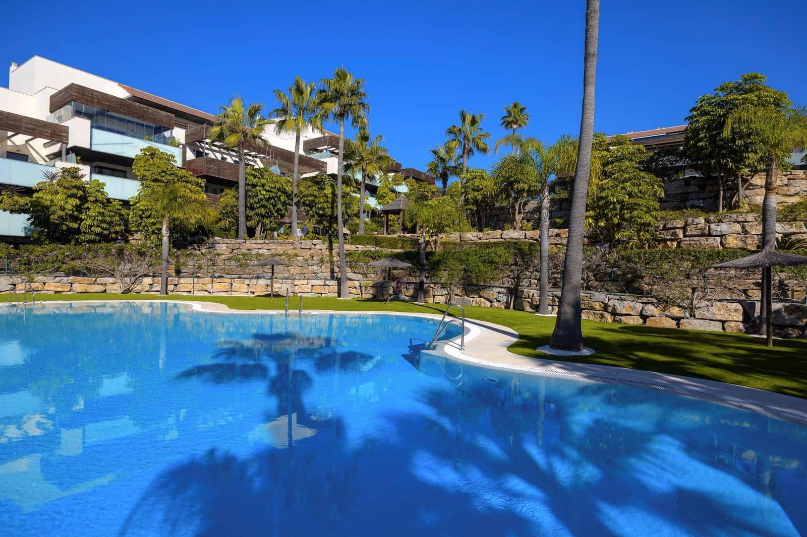 2 soveværelse Lejlighed til salg i Los Flamingos med swimmingpool garage - € 495.000 (Ref: 9004157)