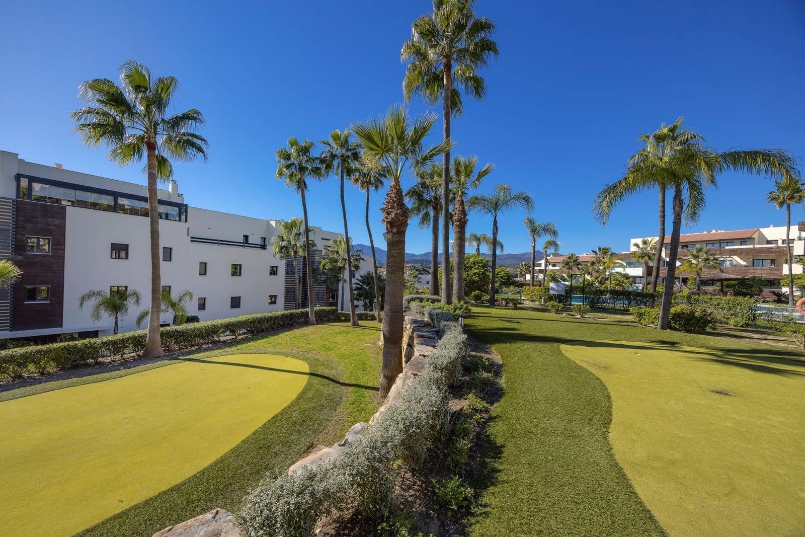 2 soveværelse Lejlighed til salg i Los Flamingos med swimmingpool garage - € 495.000 (Ref: 9004157)