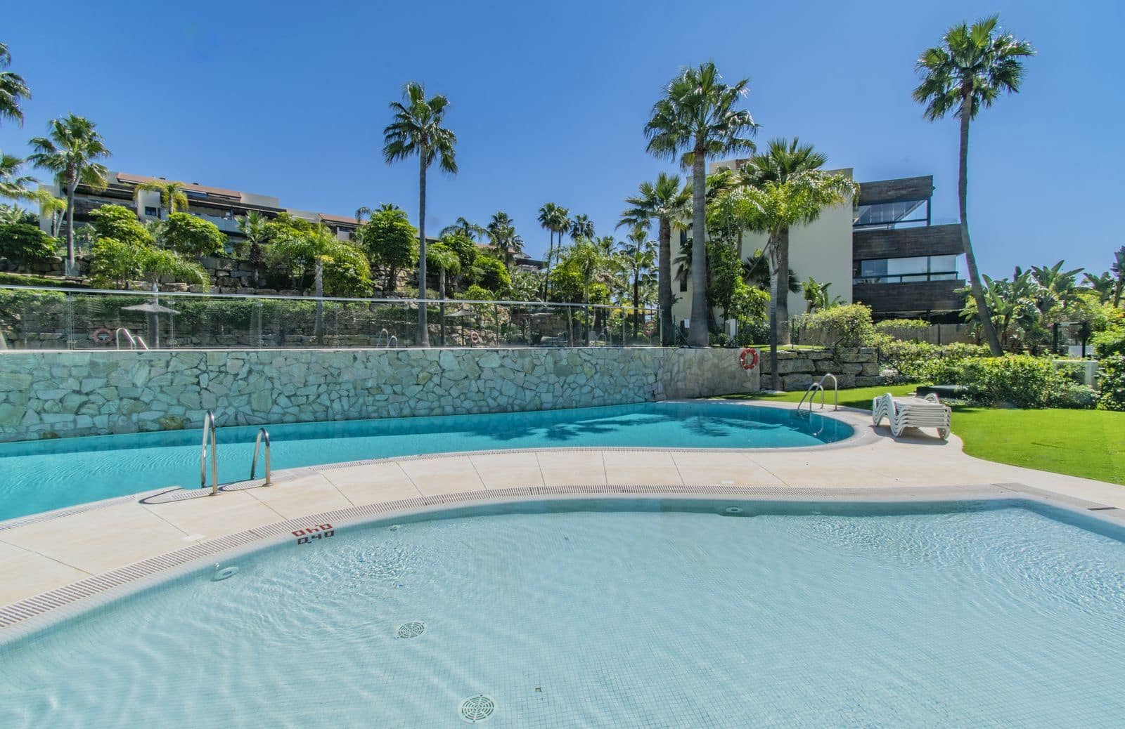 2 soveværelse Lejlighed til salg i Los Flamingos med swimmingpool garage - € 419.000 (Ref: 9004158)