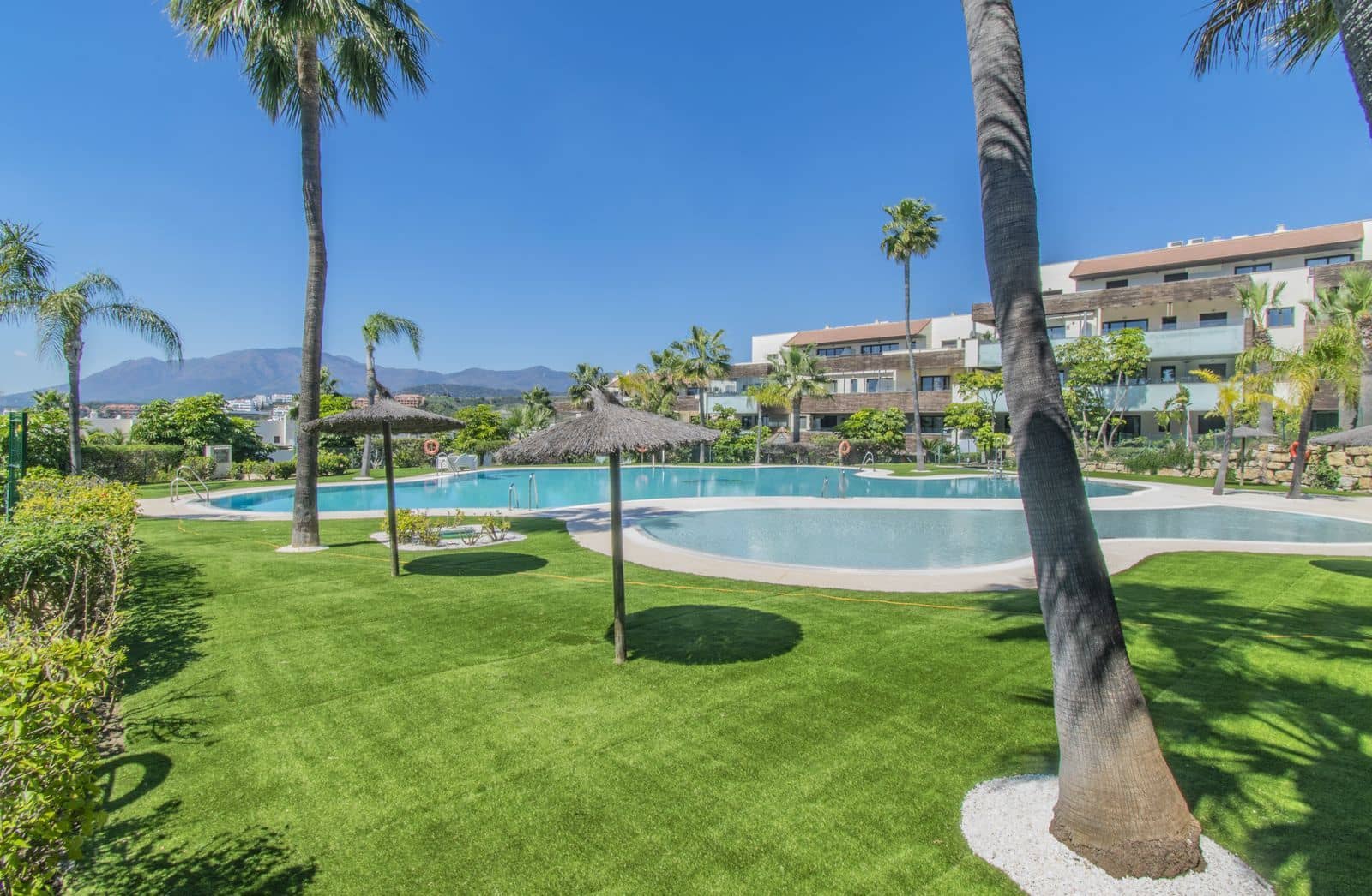 2 soveværelse Lejlighed til salg i Los Flamingos med swimmingpool garage - € 419.000 (Ref: 9004158)