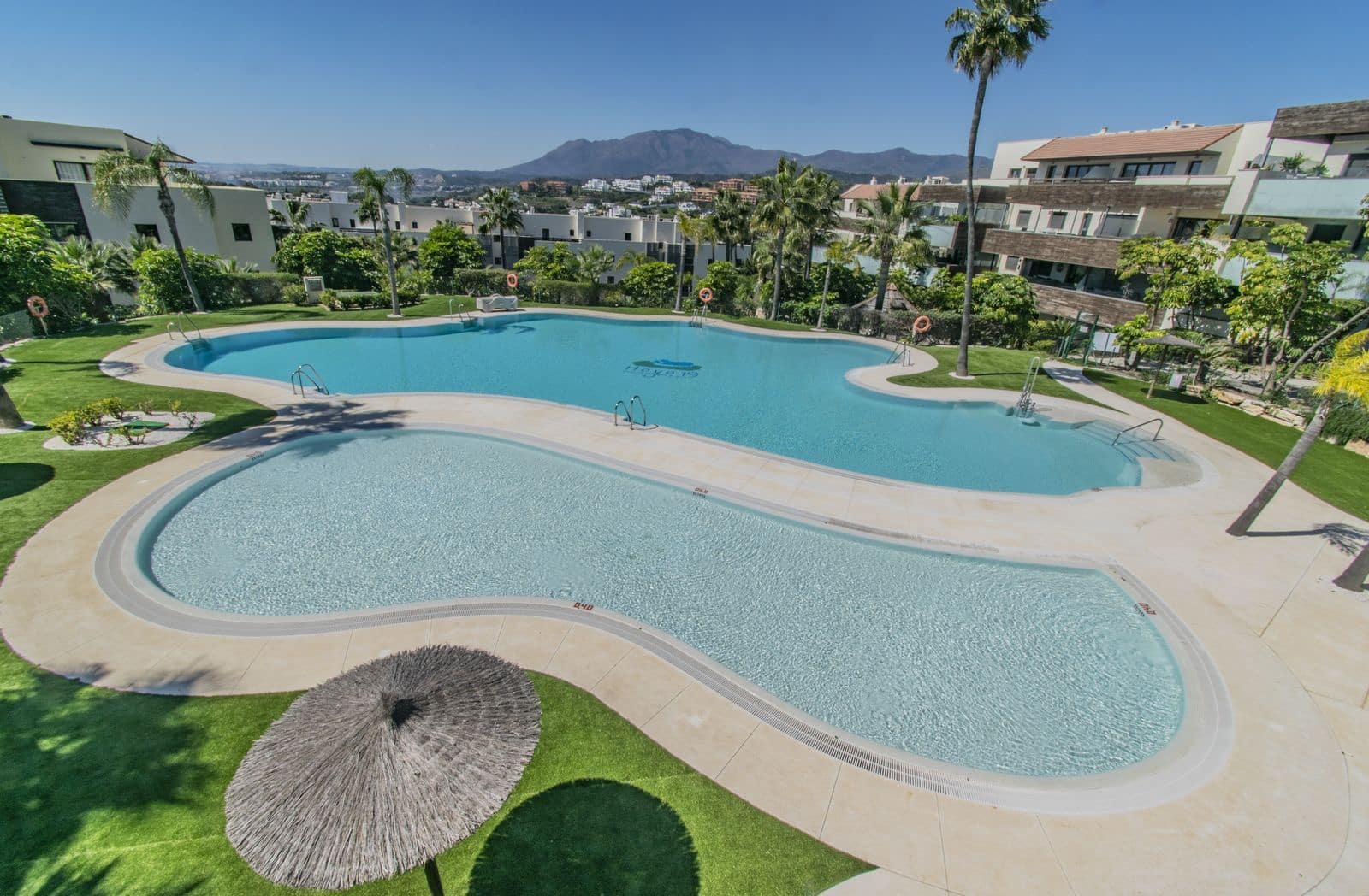 2 soveværelse Lejlighed til salg i Los Flamingos med swimmingpool garage - € 419.000 (Ref: 9004158)