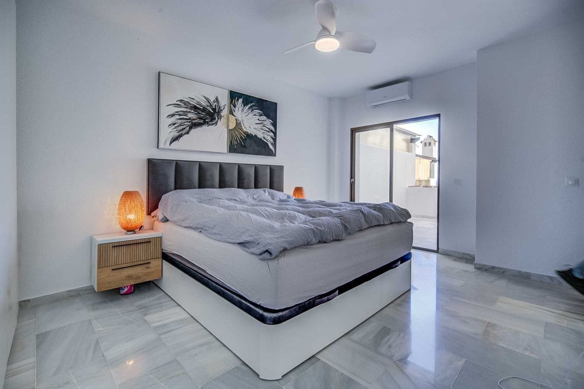 2 soverom Leilighet til salgs i Calahonda med svømmebasseng garasje - € 349 000 (Ref: 9015641)