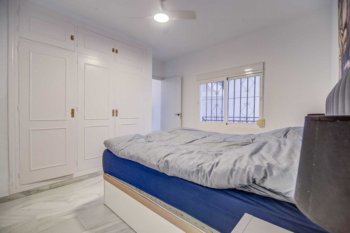 2 soverom Leilighet til salgs i Calahonda med svømmebasseng garasje - € 349 000 (Ref: 9015641)