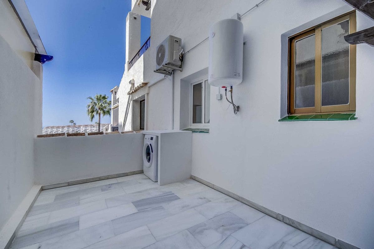 2 soverom Leilighet til salgs i Calahonda med svømmebasseng garasje - € 349 000 (Ref: 9015641)