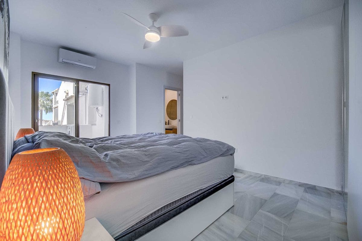 2 soverom Leilighet til salgs i Calahonda med svømmebasseng garasje - € 349 000 (Ref: 9015641)