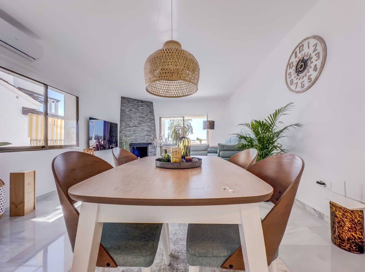 2 soverom Leilighet til salgs i Calahonda med svømmebasseng garasje - € 349 000 (Ref: 9015641)