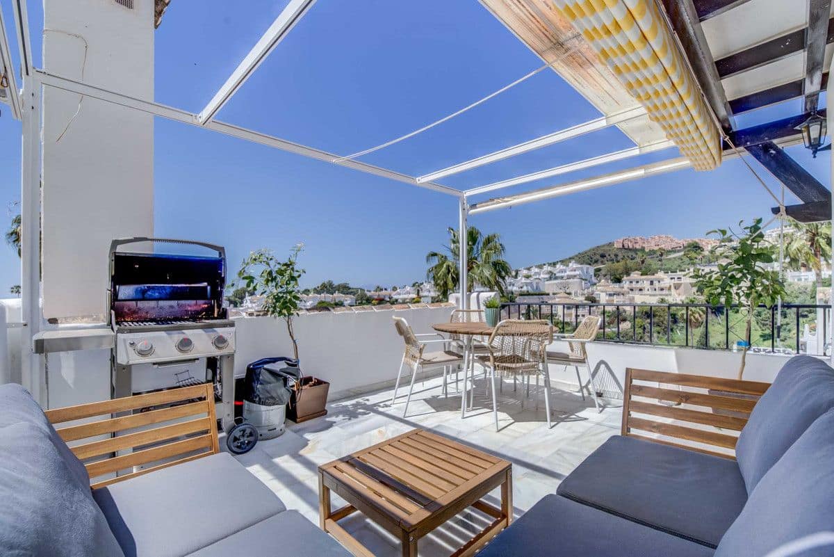 2 soverom Leilighet til salgs i Calahonda med svømmebasseng garasje - € 349 000 (Ref: 9015641)