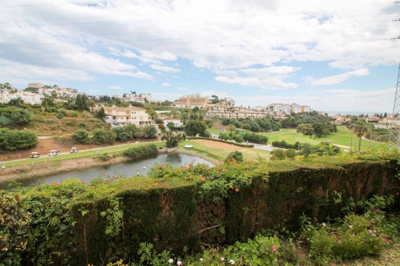 3 soveværelse Semi-Rækkehus til salg i Riviera del Sol med swimmingpool garage - € 520.000 (Ref: 9019438)