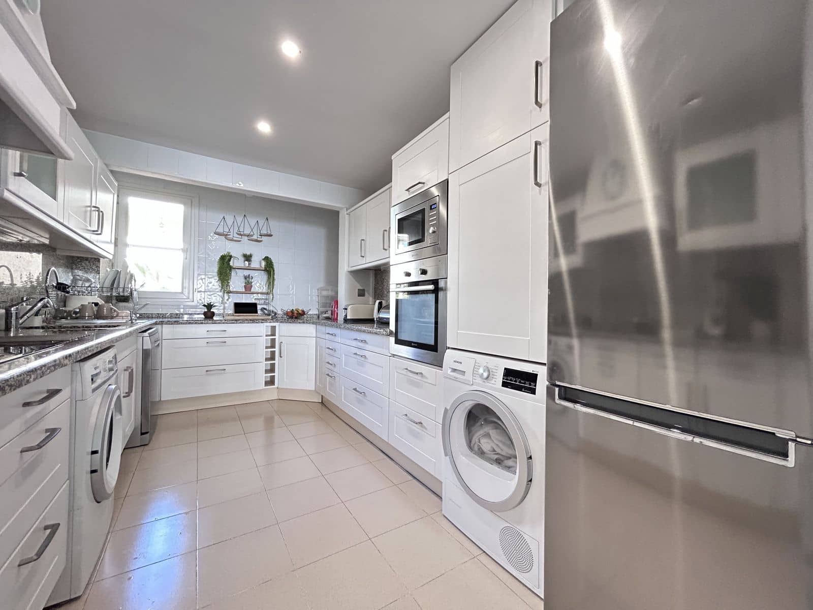 3 soveværelse Lejlighed til salg i Cabopino med swimmingpool garage - € 550.000 (Ref: 9021896)