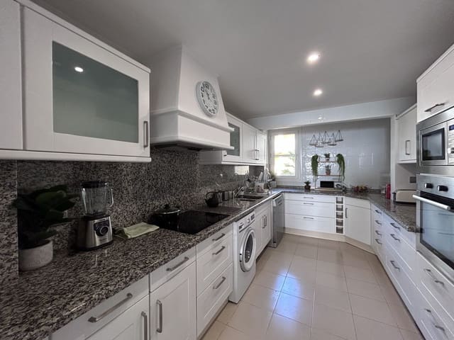 3 soverom Leilighet til salgs i Cabopino, Marbella med svømmebasseng garasje - € 550 000 (Ref: 9021896)