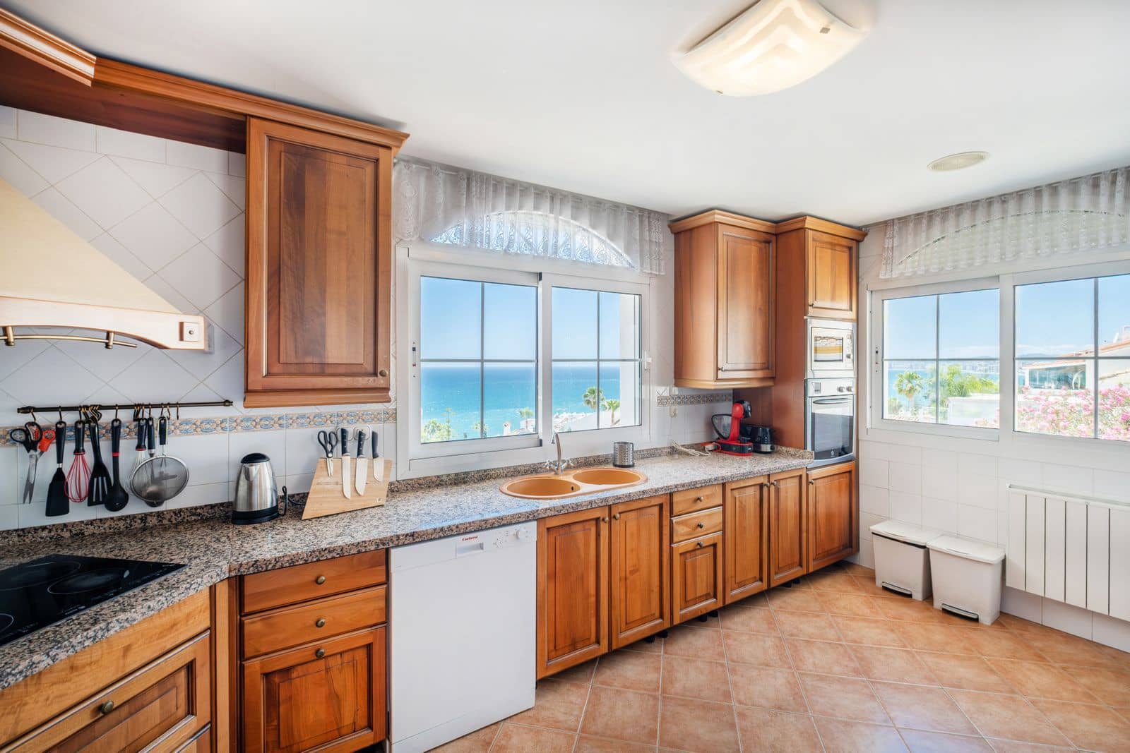 5 soveværelse Villa til salg i Benalmadena Costa med swimmingpool garage - € 1.500.000 (Ref: 9022000)