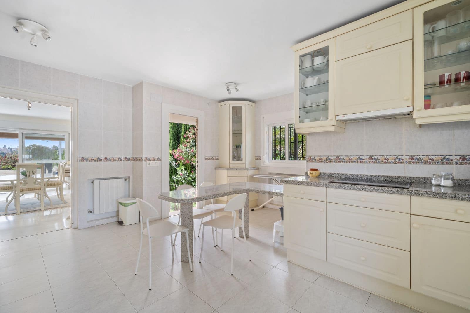 4 soveværelse Villa til salg i Guadalmina med swimmingpool garage - € 1.950.000 (Ref: 9027297)