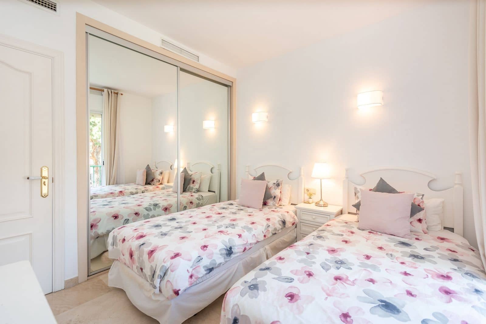 3 soveværelse Strandlejlighed til salg i Marbesa med swimmingpool garage - € 375.000 (Ref: 9049611)