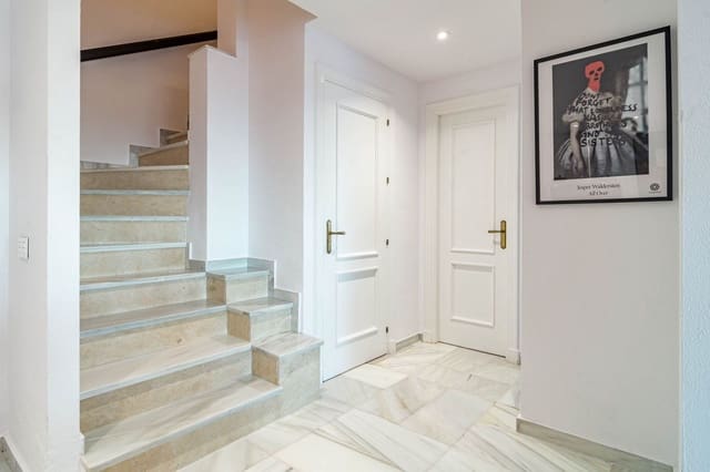 2 soverom Hus til salgs i El Paraiso, Estepona med svømmebasseng garasje - € 520 000 (Ref: 9050039)