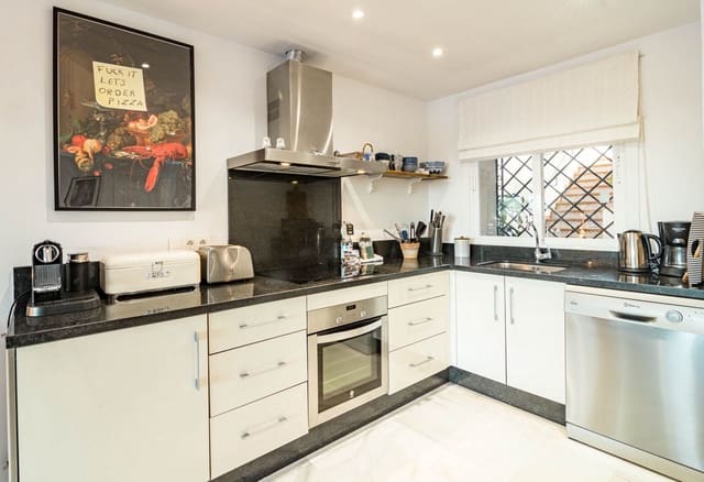 2 soverom Hus til salgs i El Paraiso, Estepona med svømmebasseng garasje - € 520 000 (Ref: 9050039)