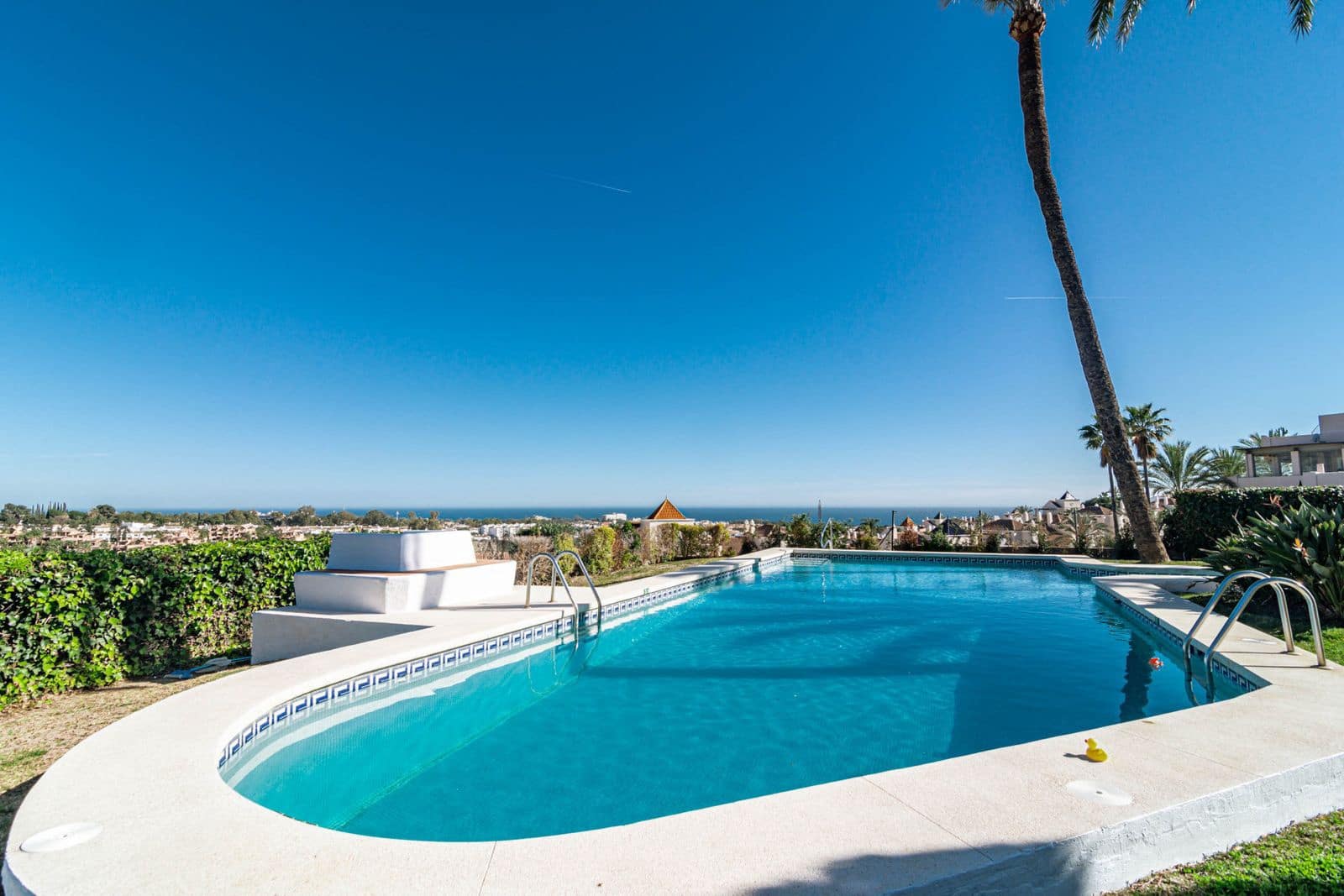 2 soveværelse Byhus til salg i El Paraiso med swimmingpool garage - € 520.000 (Ref: 9050039)