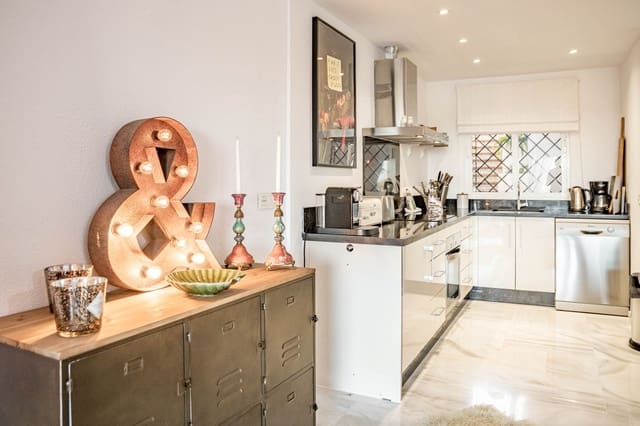 2 soverom Hus til salgs i El Paraiso, Estepona med svømmebasseng garasje - € 520 000 (Ref: 9050039)