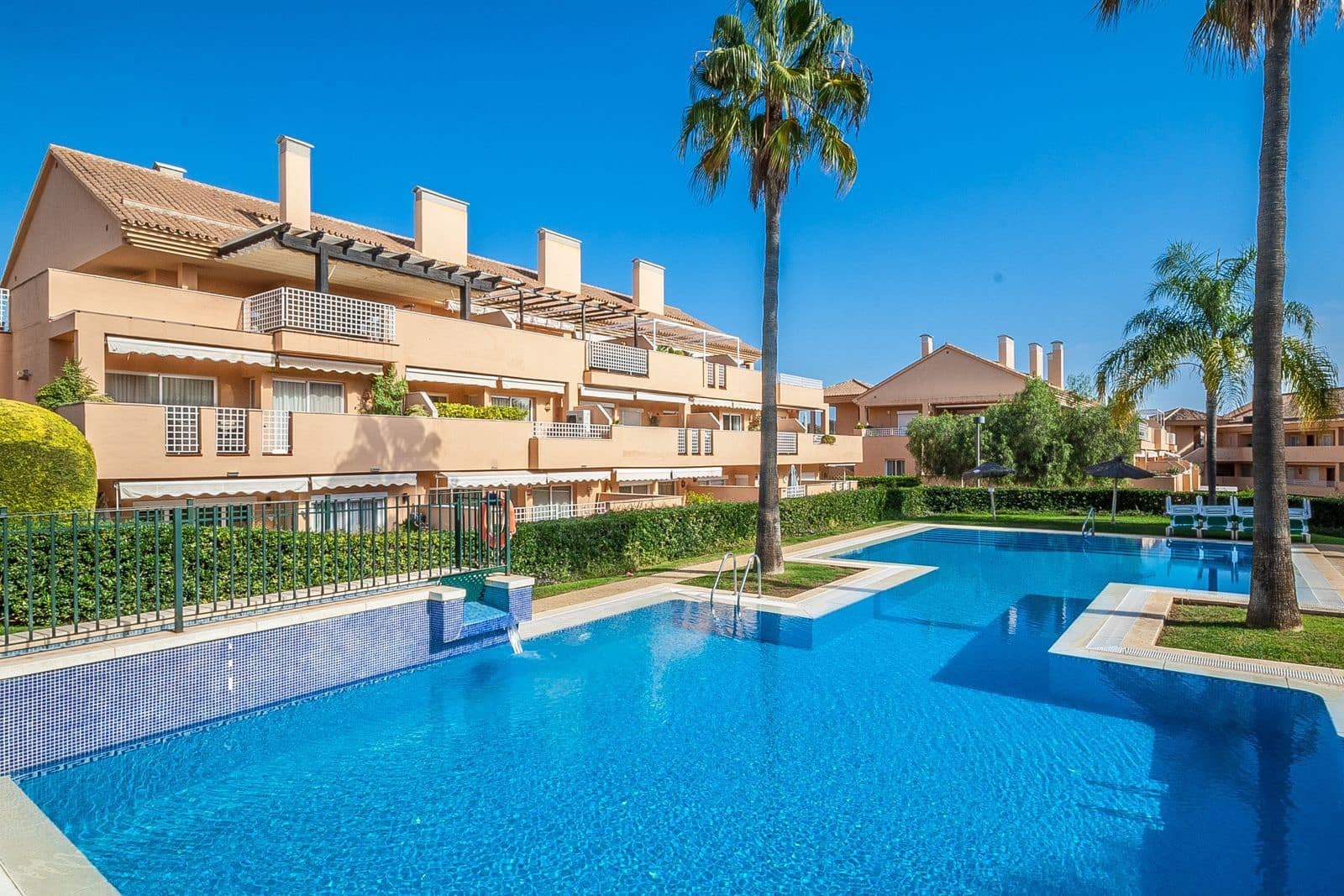 2 soveværelse Penthouse til salg i Elviria med swimmingpool garage - € 439.000 (Ref: 9061806)