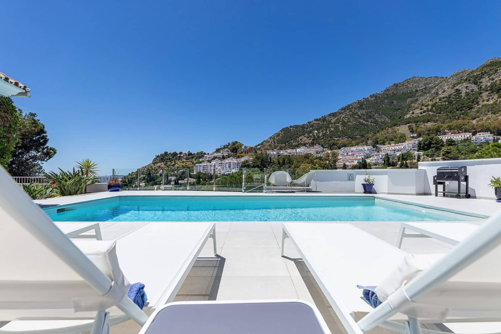 3 bedroom Villa for sale in Mijas with pool garage - € 1,295,000 (Ref: 9111046)