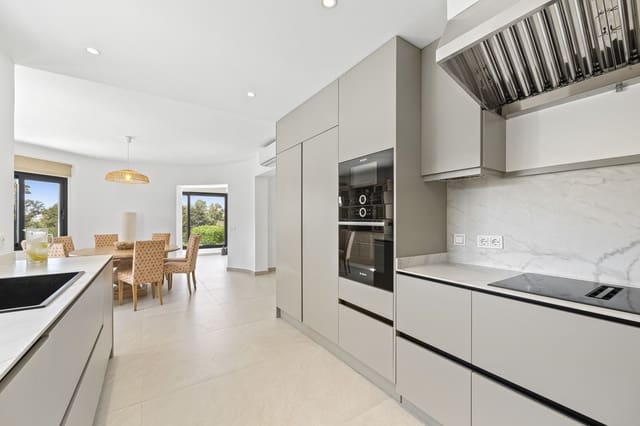 4 bedroom Villa for sale in Guadalmina Alta, Marbella with pool garage - € 2,595,000 (Ref: 9113051)