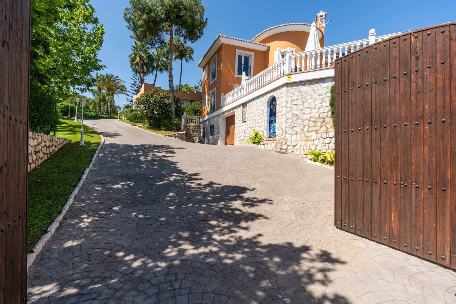 5 soveværelse Villa til salg i La Cala de Mijas med swimmingpool garage - € 1.850.000 (Ref: 9123682)