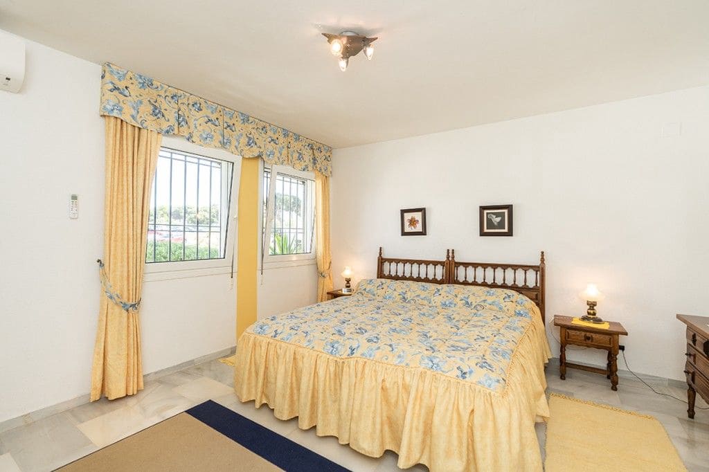 2 sovrum Takvåning till salu i Calahonda med pool garage - 579 000 € (Ref: 9123825)