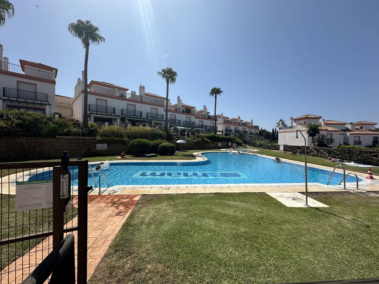 3 soveværelse Semi-Rækkehus til salg i Cabopino med swimmingpool garage - € 495.000 (Ref: 9128804)