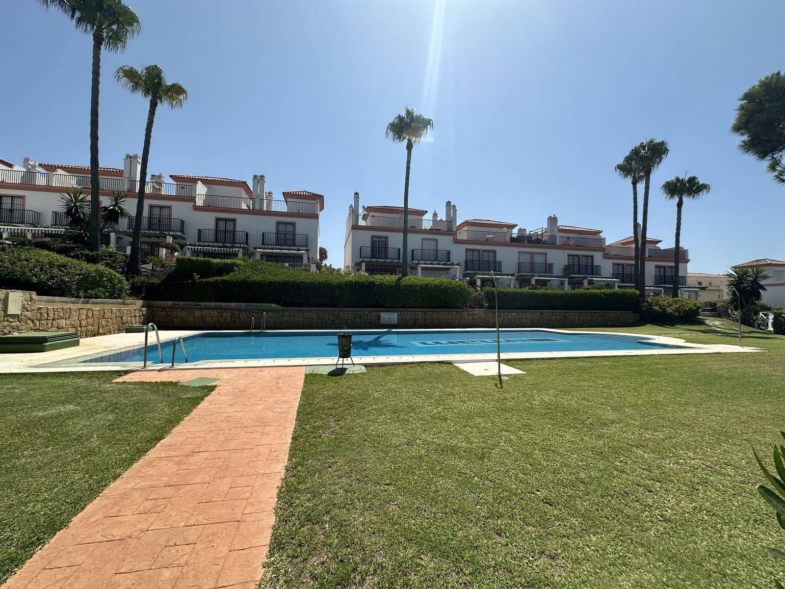 3 soveværelse Semi-Rækkehus til salg i Cabopino med swimmingpool garage - € 495.000 (Ref: 9128804)