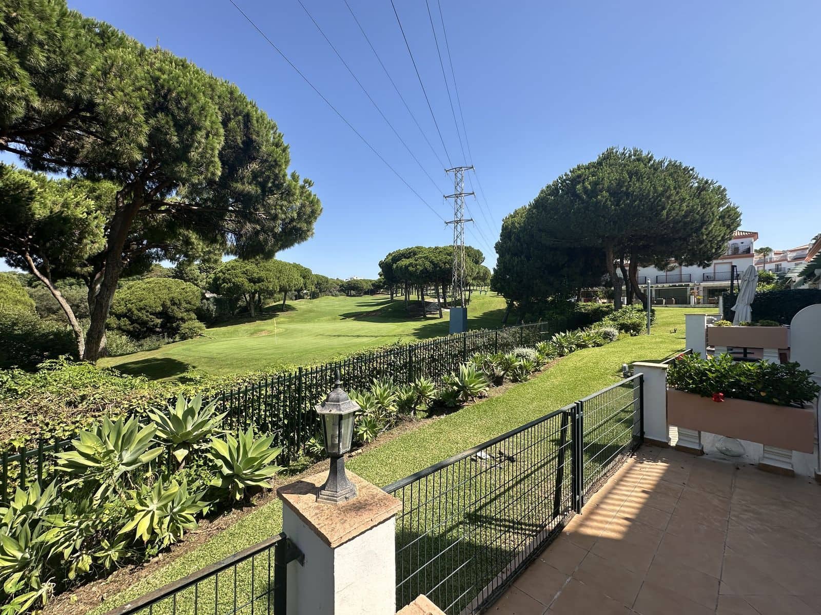 3 soveværelse Semi-Rækkehus til salg i Cabopino med swimmingpool garage - € 495.000 (Ref: 9128804)