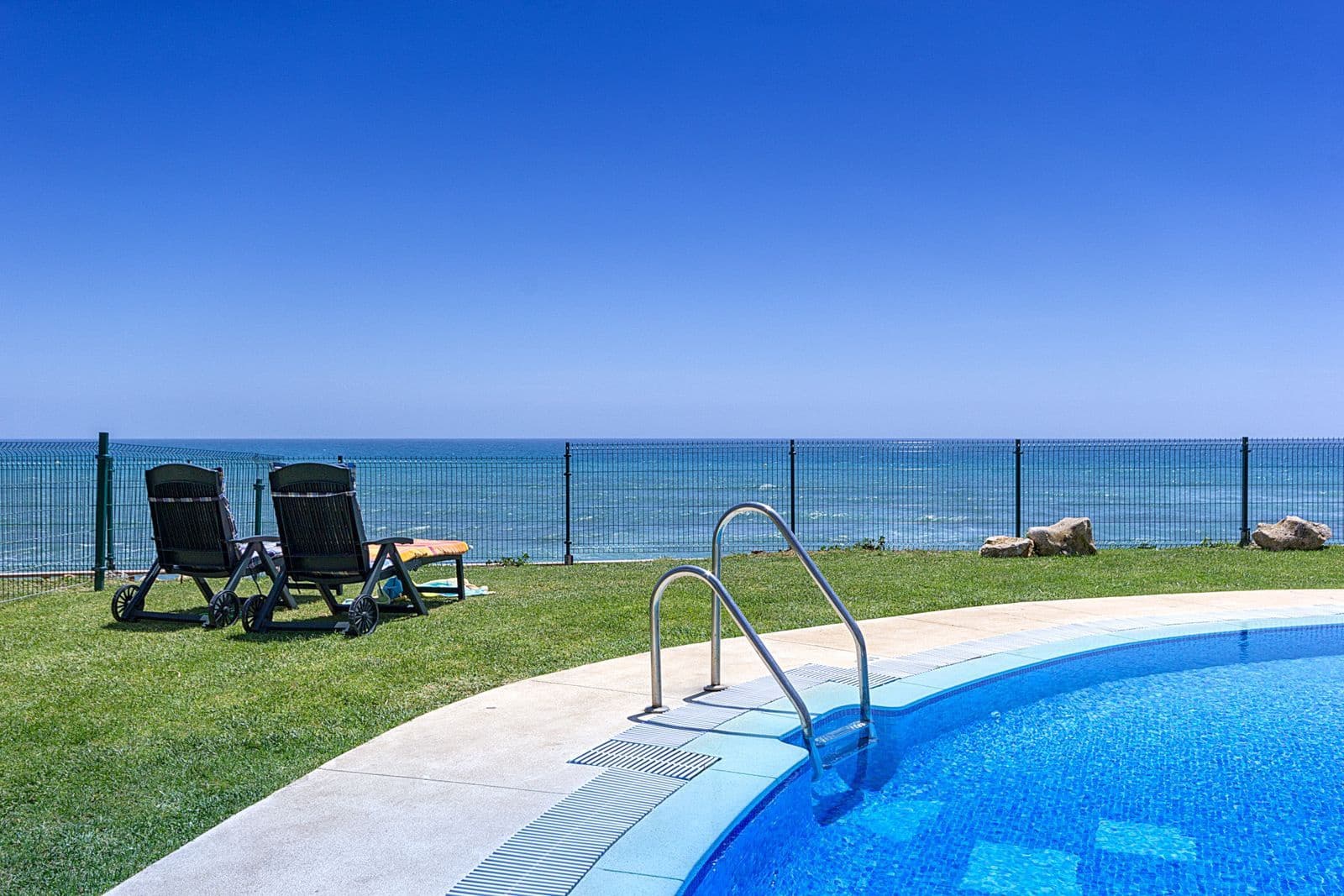 2 bedroom Beach Apartment for sale in Calahonda with pool garage - € 539,500 (Ref: 9184289)