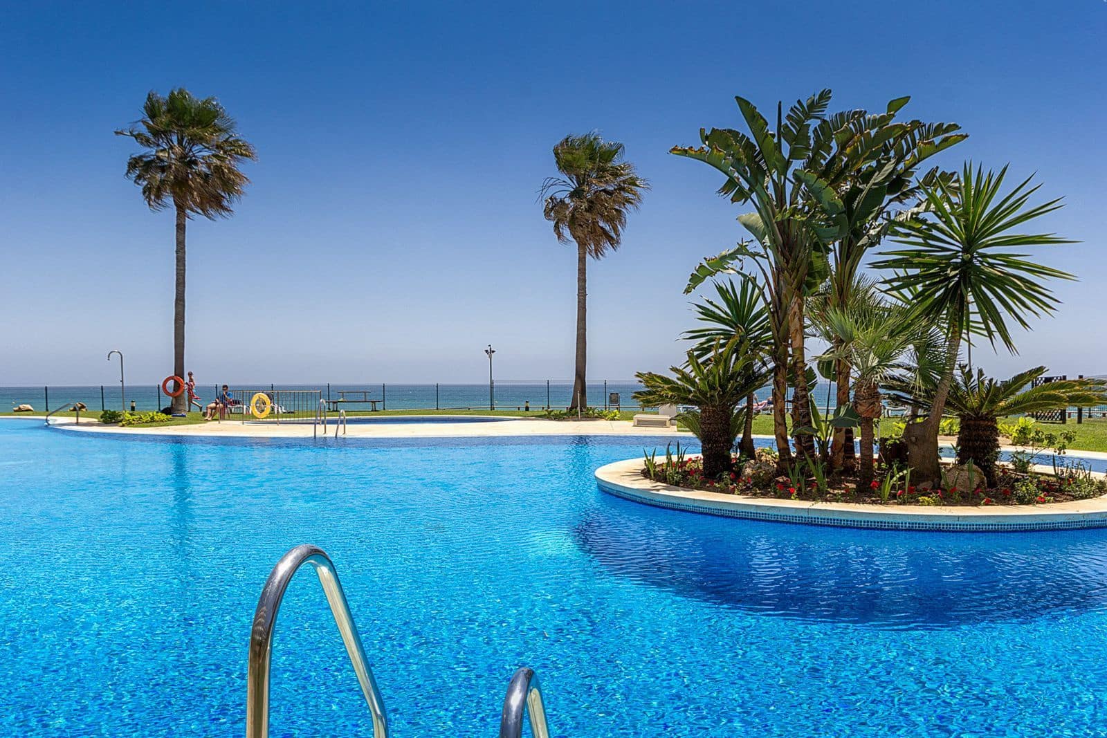 2 bedroom Beach Apartment for sale in Calahonda with pool garage - € 539,500 (Ref: 9184289)