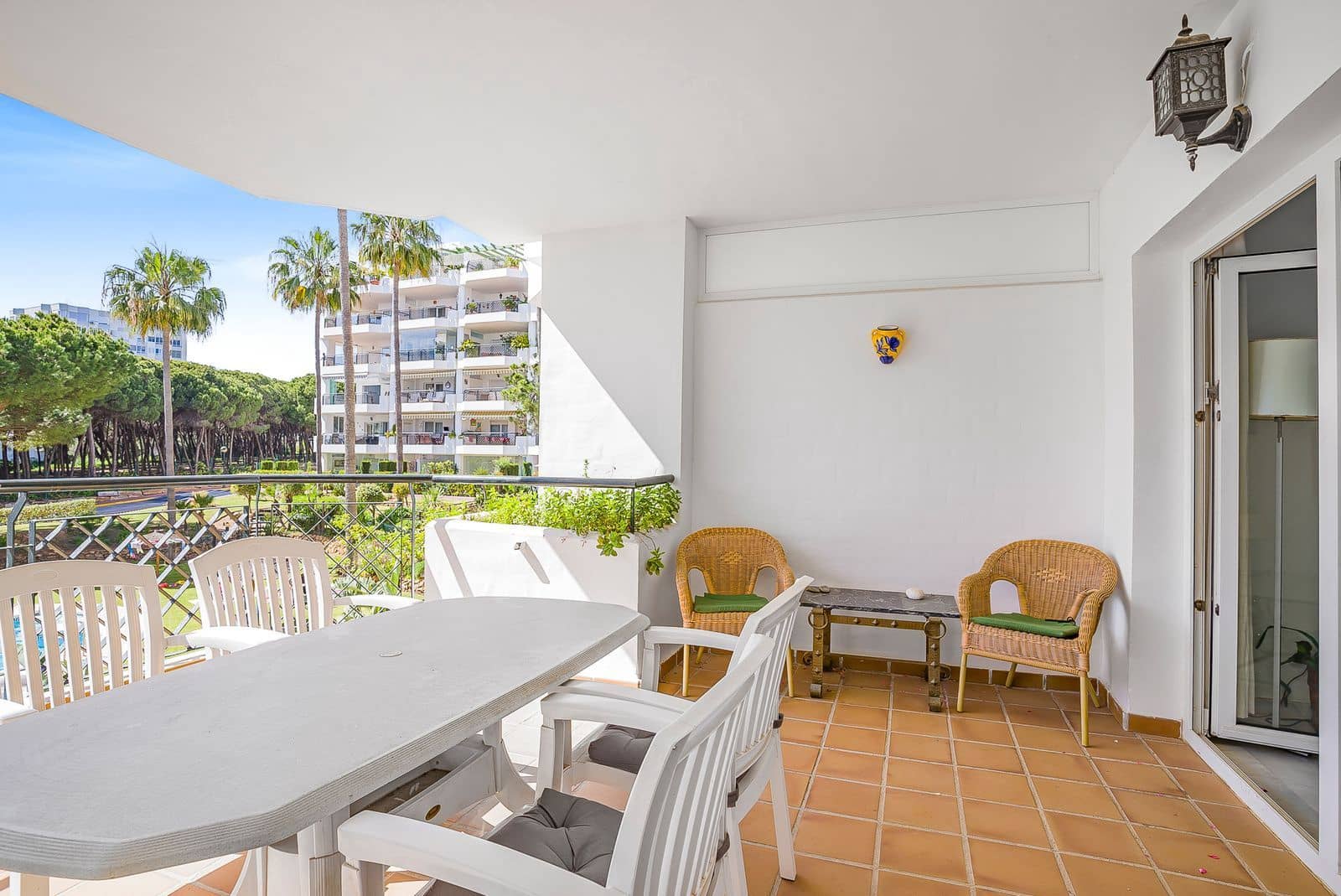 2 bedroom Beach Apartment for sale in Calahonda with pool garage - € 539,500 (Ref: 9184289)