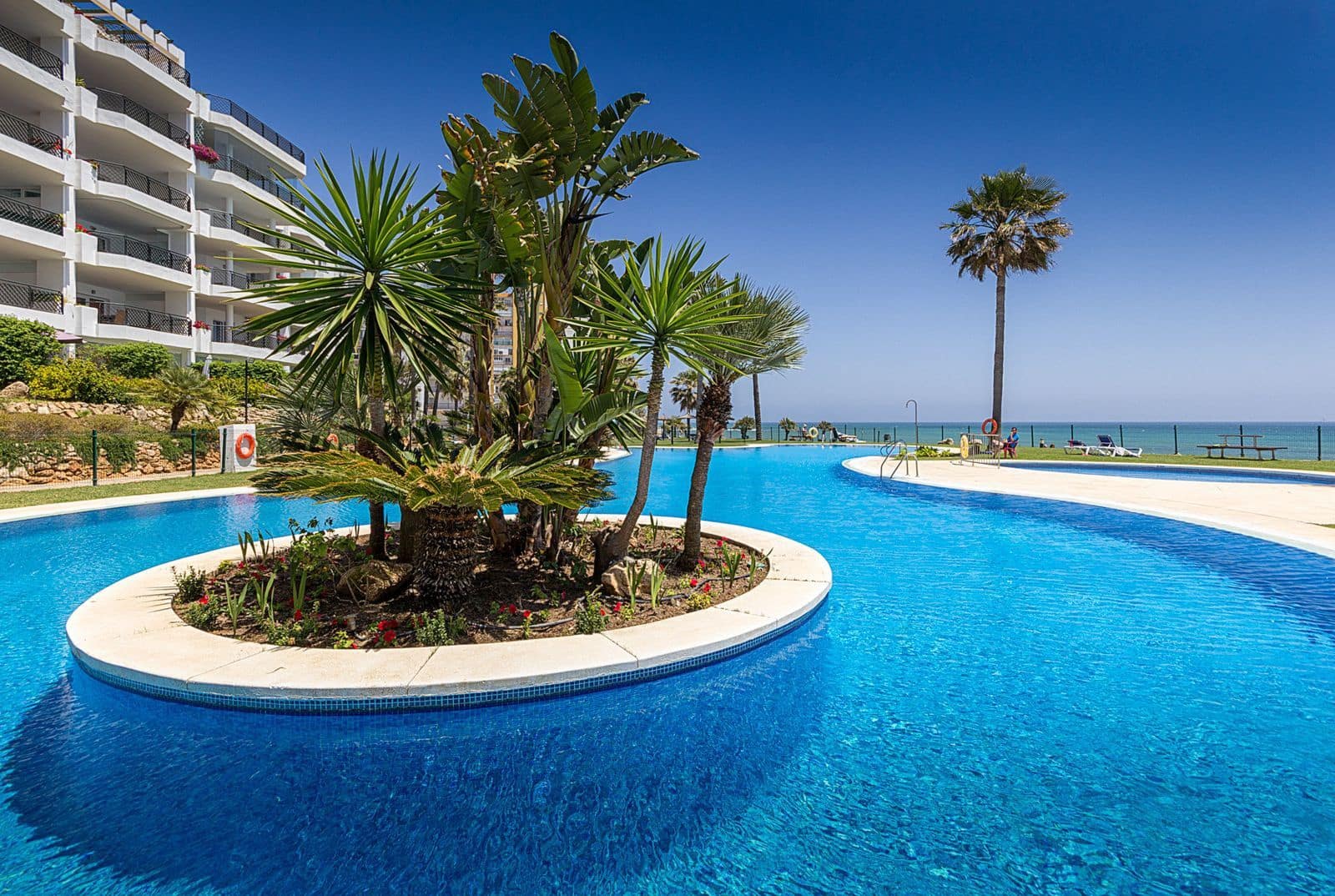 2 bedroom Beach Apartment for sale in Calahonda with pool garage - € 539,500 (Ref: 9184289)