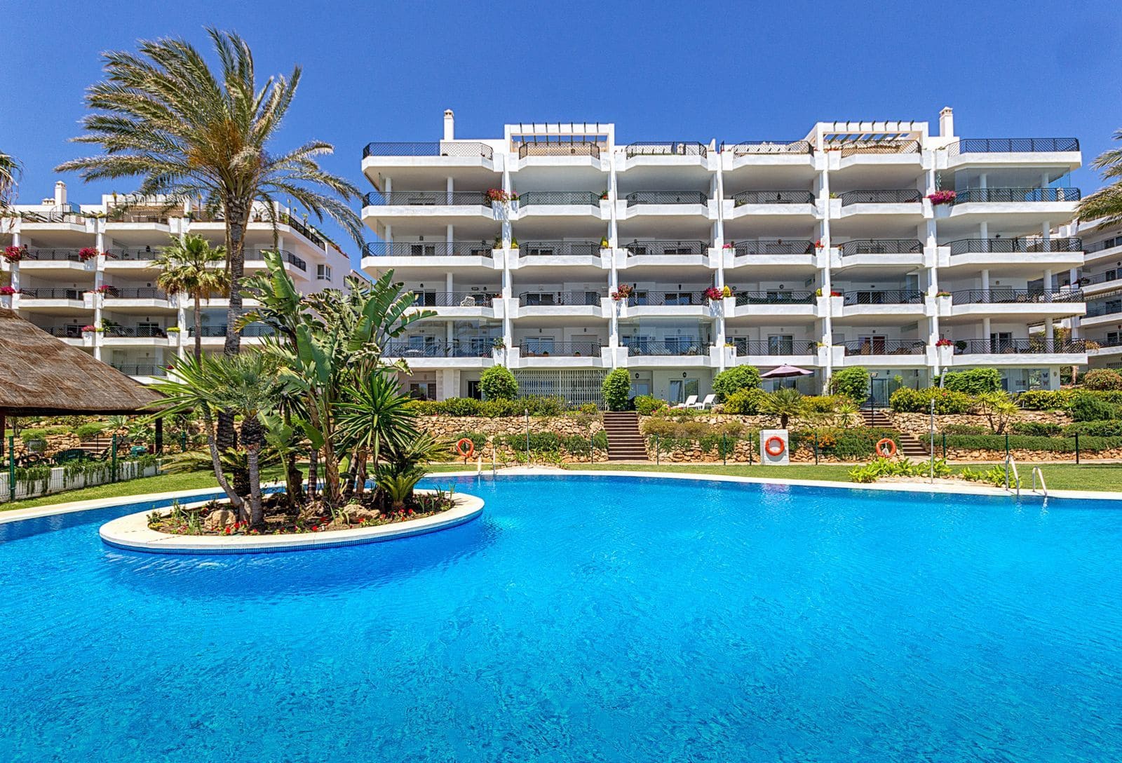 2 bedroom Beach Apartment for sale in Calahonda with pool garage - € 539,500 (Ref: 9184289)