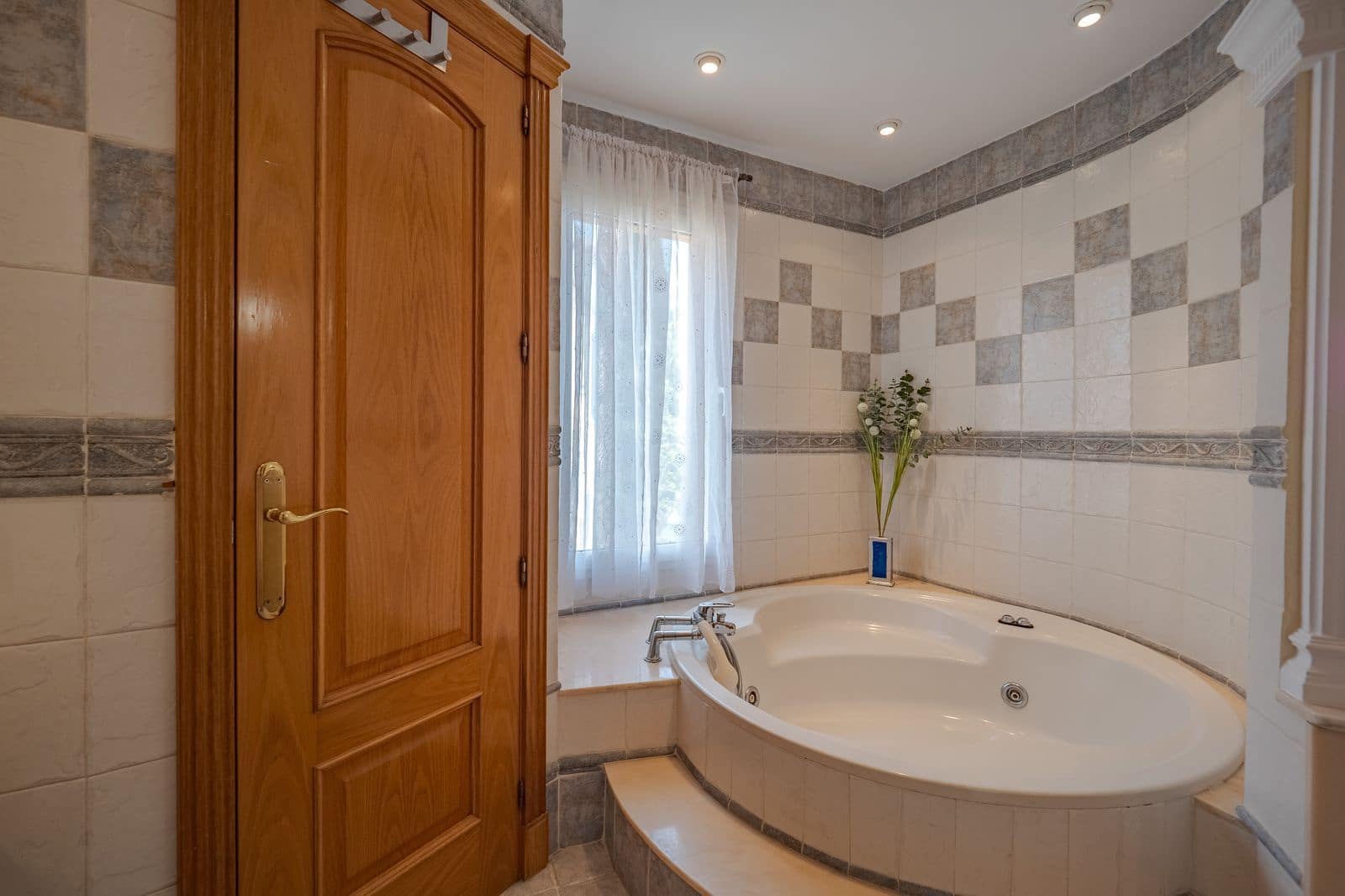 3 makuuhuone Omakotitalo myytävänä paikassa Riviera del Sol mukana uima-altaan 
autotalli - 465 000 € (Ref: 9187688)