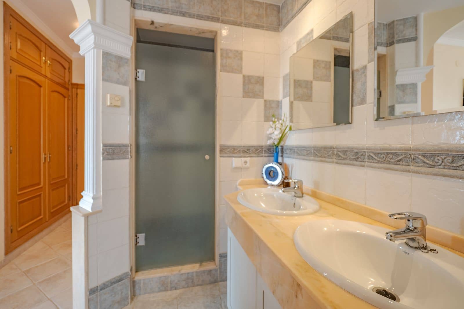 3 makuuhuone Omakotitalo myytävänä paikassa Riviera del Sol mukana uima-altaan 
autotalli - 465 000 € (Ref: 9187688)