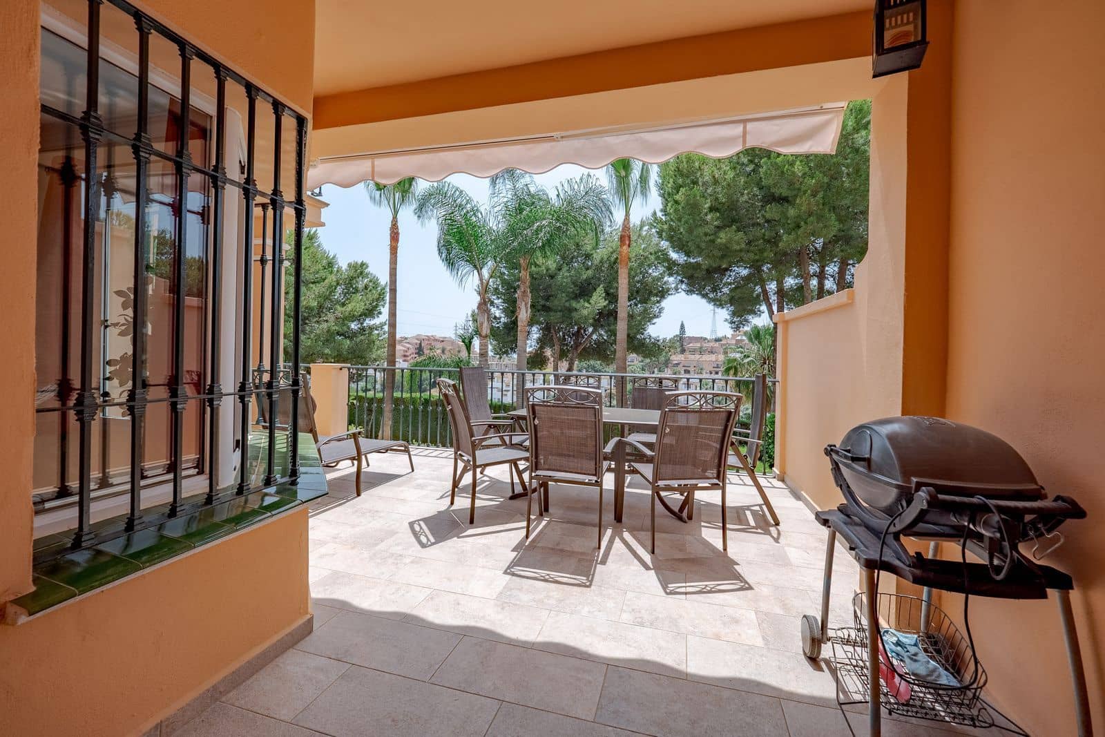 3 makuuhuone Omakotitalo myytävänä paikassa Riviera del Sol mukana uima-altaan 
autotalli - 465 000 € (Ref: 9187688)