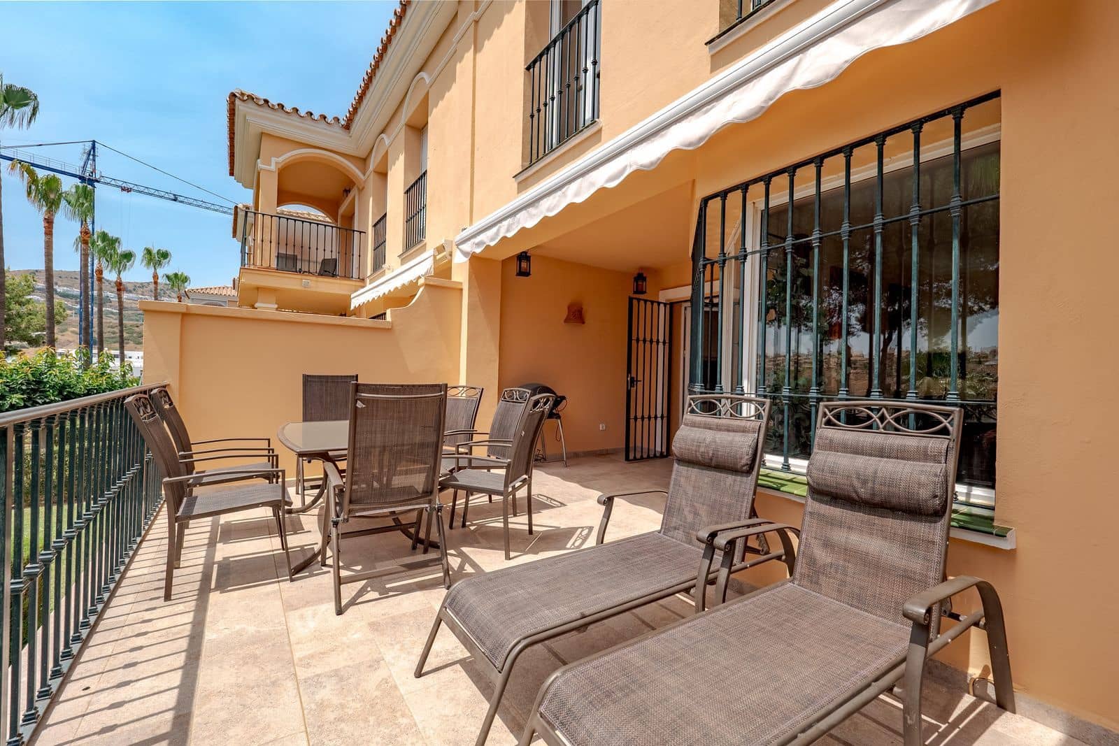 3 makuuhuone Omakotitalo myytävänä paikassa Riviera del Sol mukana uima-altaan 
autotalli - 465 000 € (Ref: 9187688)